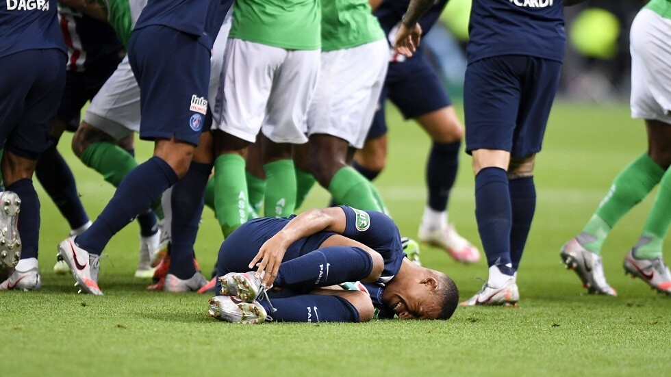 اشتباكات بين اللاعبين في كأس فرنسا وخروج مبابي بعد تدخل عنيف (فيديو)