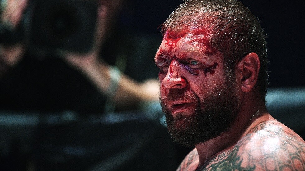 مقاتل يطلب من خصمه التحلي بالجدية.. فجاءت النتيجة عليه كارثية (فيديو)