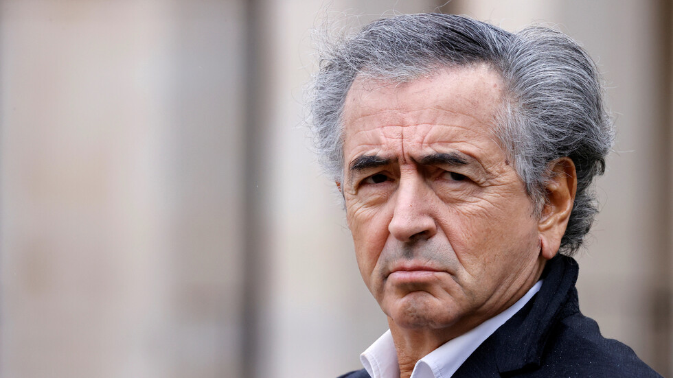 بالفيديو.. مسلحون يطردون برنارد ليفي من مدينة ترهونة الليبية