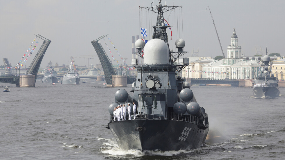 عروض عسكرية ضخمة في عيد الأسطول البحري الروسي بحضور بوتين