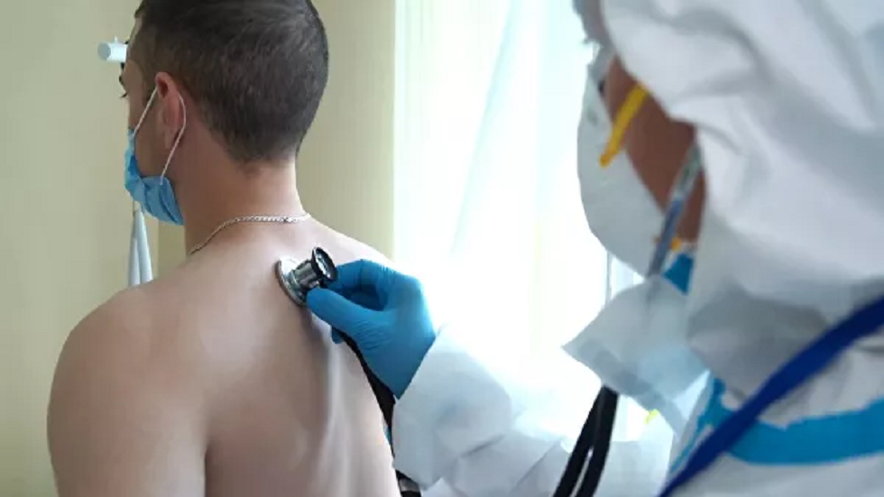 طبيب اختصاصي يكشف عن كيفية التمييز بين الأنفلونزا العادية والإصابة بالفيروس التاجي