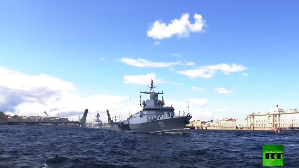 شاهد من تحت سطح الماء.. لقطات مدهشة أثناء تغطية العرض البحري في بطرسبورغ