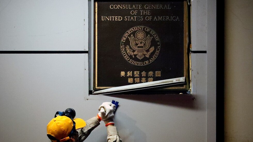 صينيون يحتفلون أمام القنصلية الأمريكية في شنغدو قبل إغلاقها