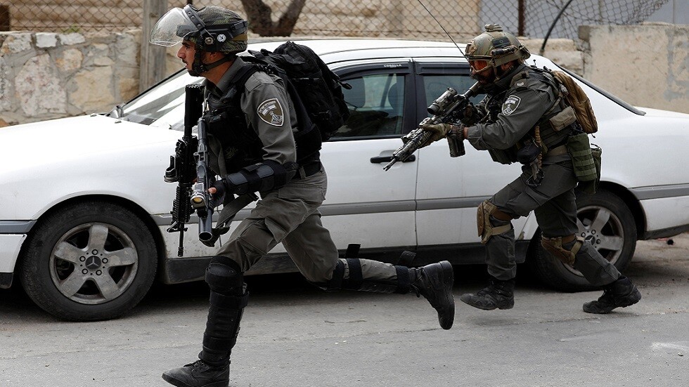 وسائل إعلام إسرائيلية: فلسطيني حاول خطف سلاح شرطي  إسرائيلي