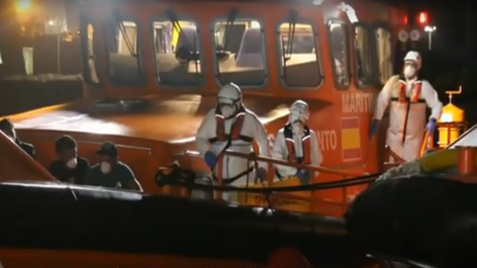 إنزال غير مسبوق لمهاجرين غير شرعيين من الجزائر على سواحل إسبانيا (فيديو)