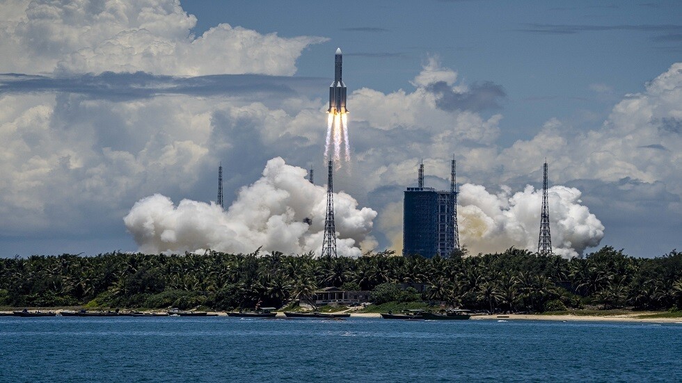 المسبار الصيني يرسل أول صورة مشتركة للقمر والأرض