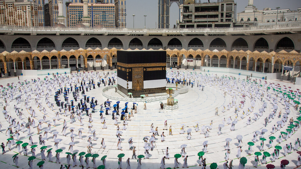 نحو 10 آلاف حاج يؤدون المناسك وفقا لإجراءات خاصة