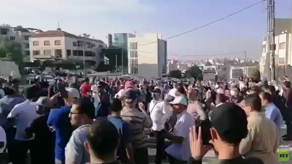 الأردن.. قوات الأمن تعتقل عددا من المعلمين وتفرض إغلاقا تاما في مناطق حيوية من عمان (فيديو)