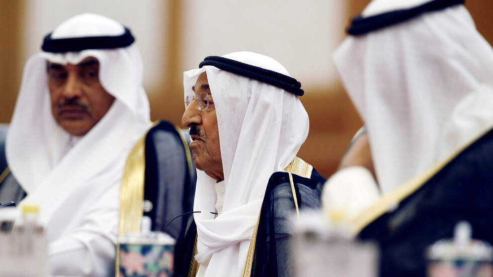 ولي العهد الكويتي يتلقى اتصالا بشأن صحة أمير البلاد