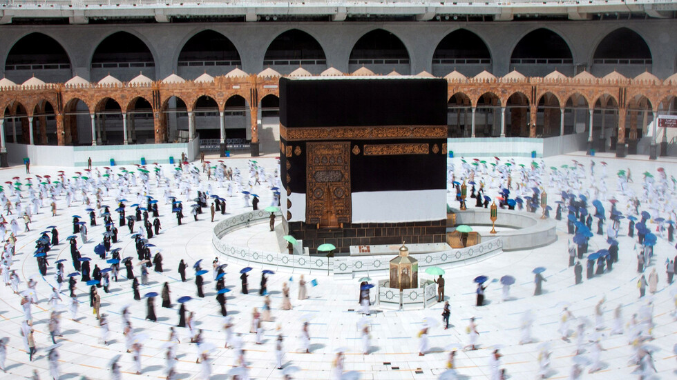 إمام المسجد الحرام مخاطبا المسلمين: لا تتركوا مجالا للإرجافات والدعاية