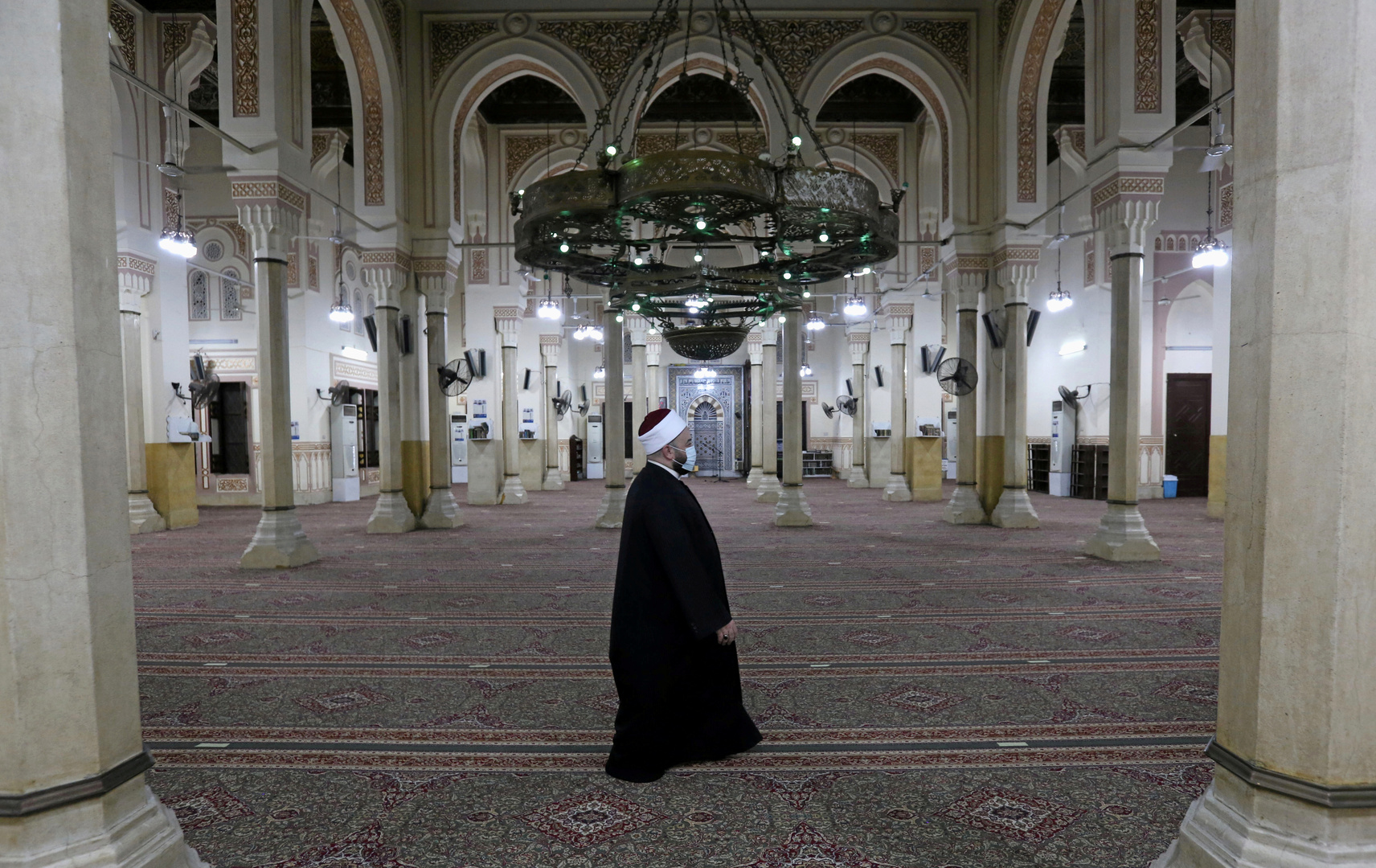 مصر تؤكد أنها لم تقرر فتح المساجد لصلاة الجمعة حتى الآن