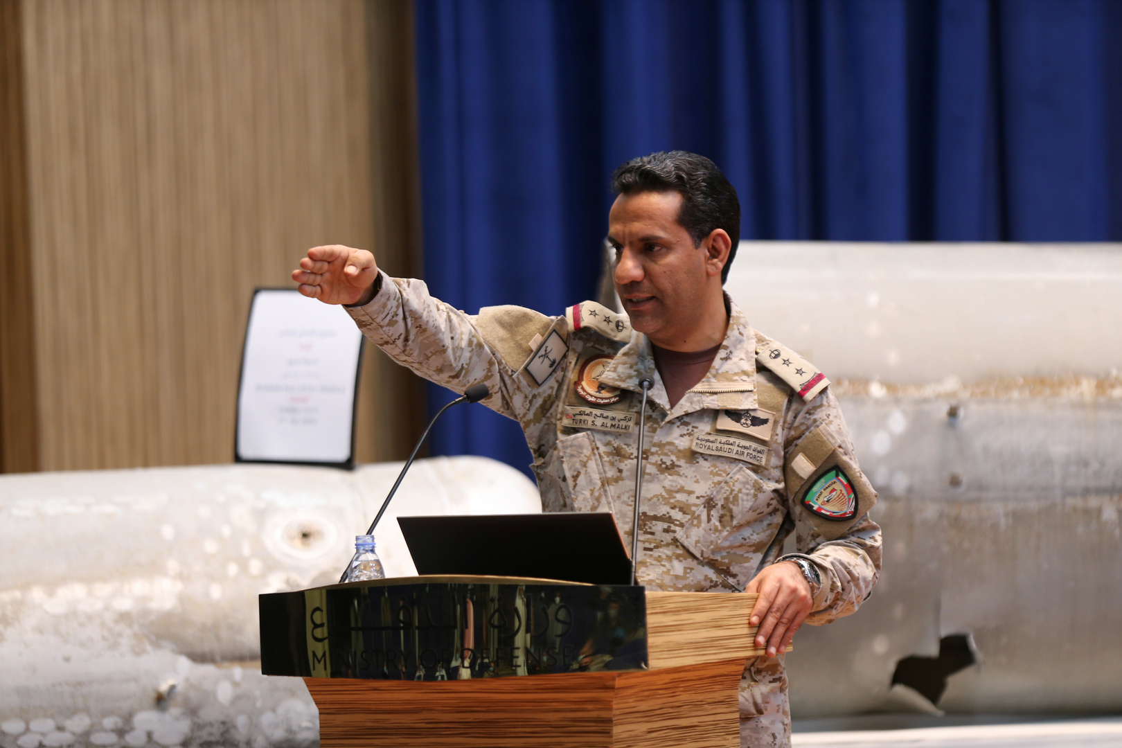 الحوثيون يعلنون استهداف غرفة العمليات بمطار نجران وقاعدة الملك خالد الجوية بخميس مشيط بطائرات مسيرة