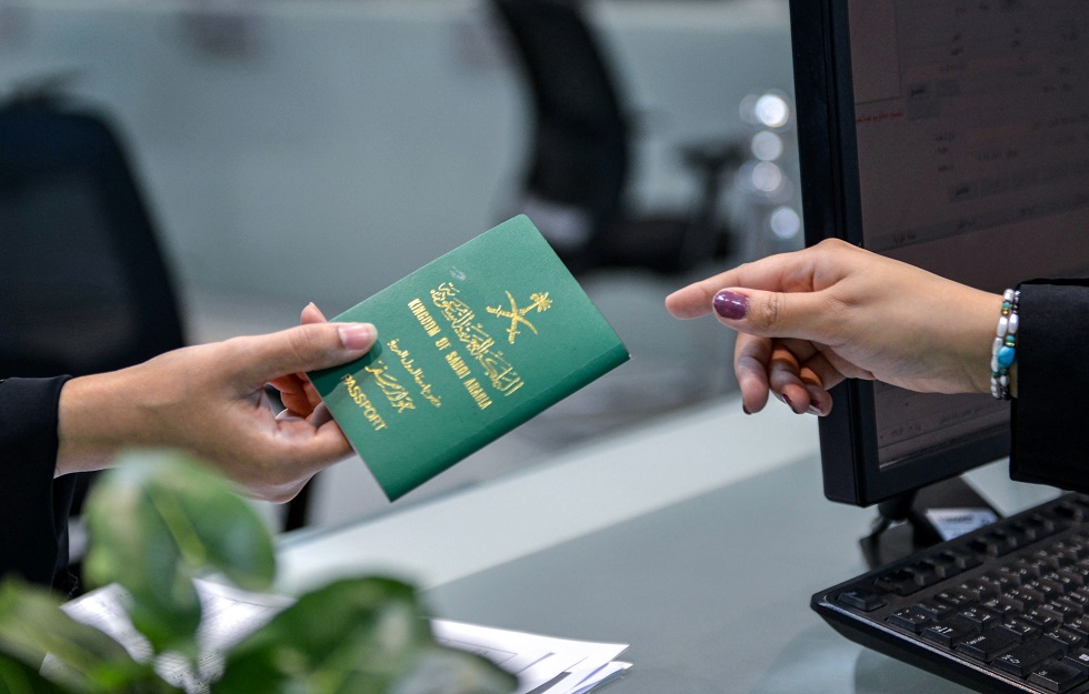 عكاظ: جواز السفر السعودي يتيح الدخول إلى 77 دولة بدون تأشيرة