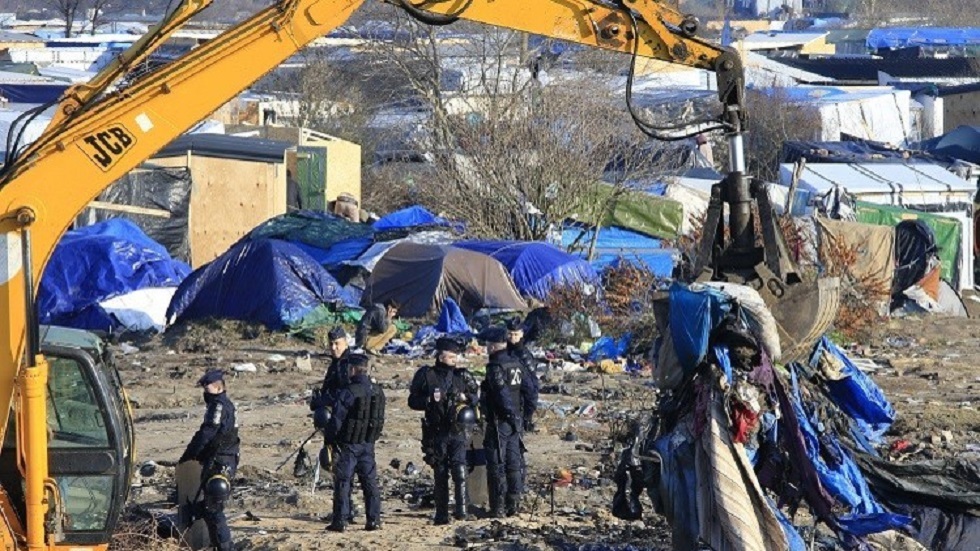 الشرطة الفرنسية تفكك مخيما مؤقتا للمهاجرين في كاليه