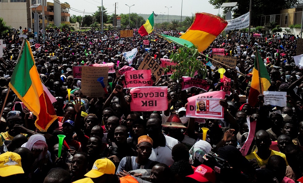 توقف بث التلفزيون الرسمي في مالي بعد اقتحام مئات المتظاهرين لمقره (صور + فيديو)