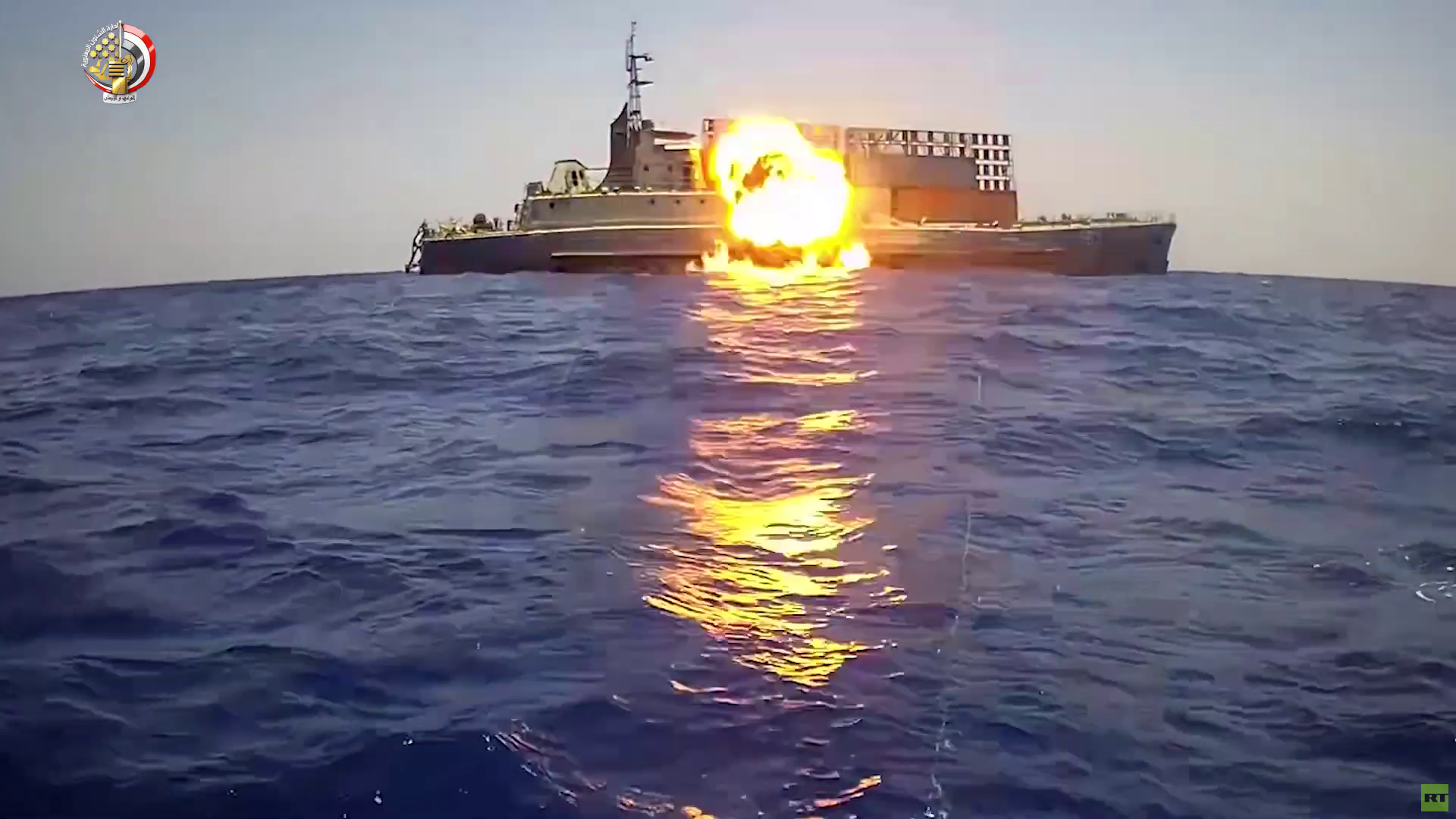 فيديو يكشف لحظة ضرب وإغراق الجيش المصري لسفينة بصاروخ 