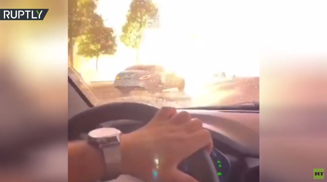 بالفيديو.. صاعقة تضرب أسلاكا كهربائية في مدينة روسية