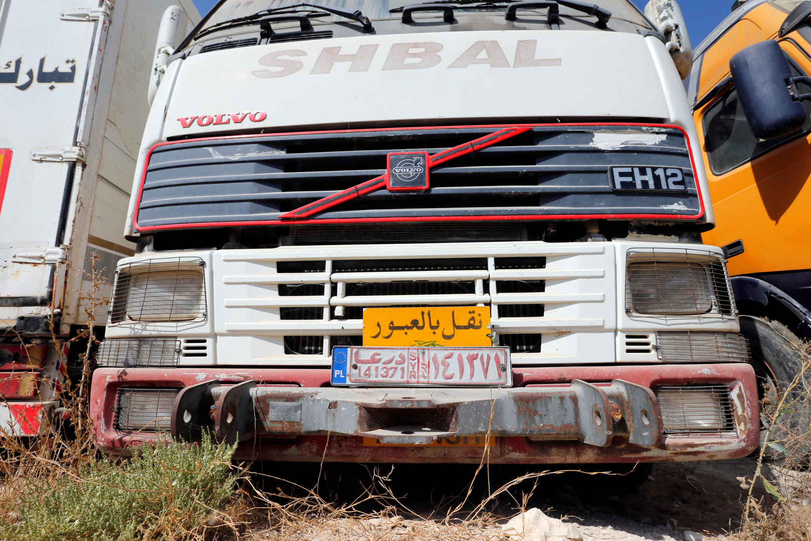 حل مشكلة الشاحنات السورية العالقة على الحدود الأردنية