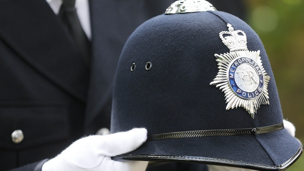 بريطانيا.. تحقيق مع شرطي جثم بركبته على رقبة رجل أسمر (فيديو)