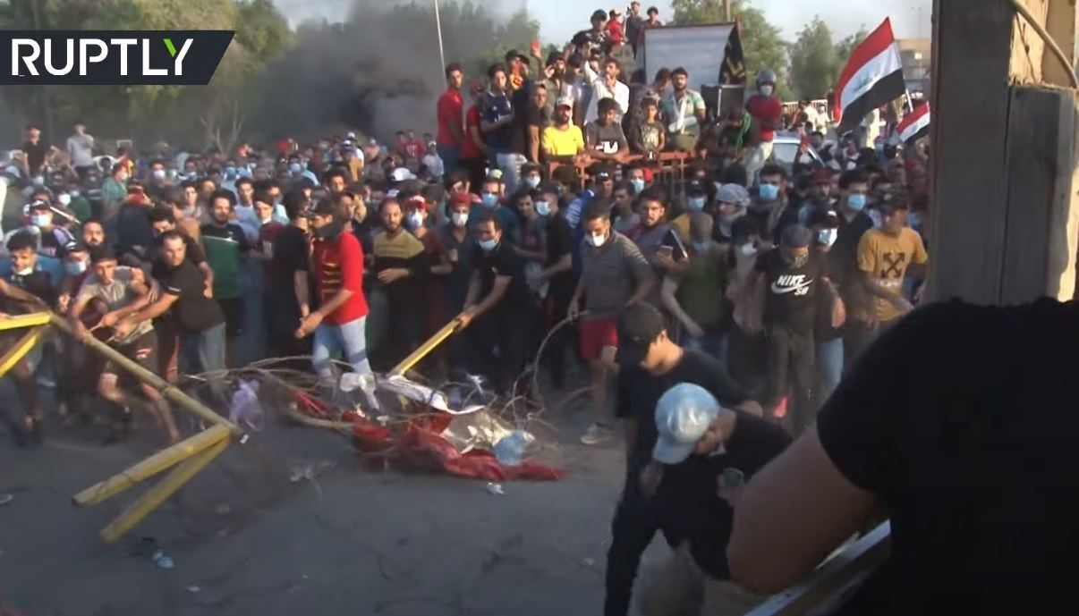 اشتباكات بين المحتجين والشرطة خلال تظاهرة مناهضة للحكومة في الحلة العراقية