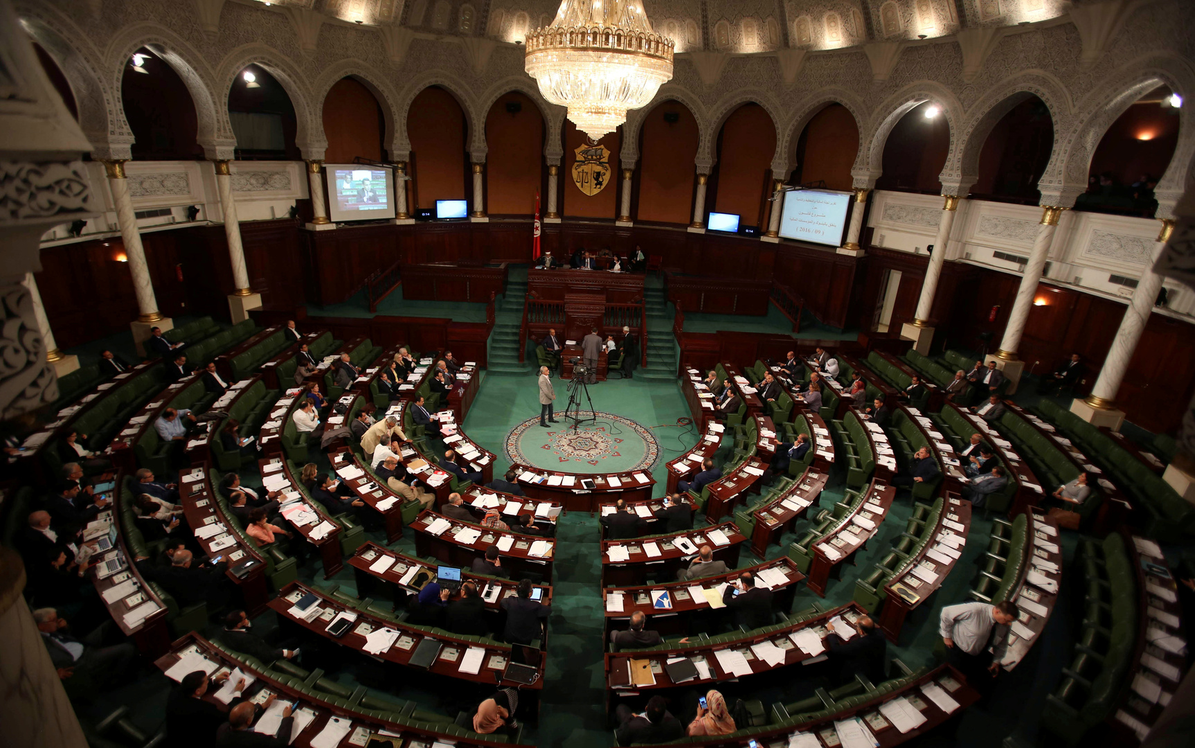 تواصل المشاورات في تونس لاقتراح خليفة لرئيس الحكومة المستقيل