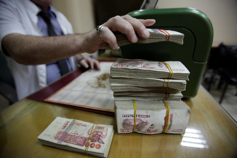 مسؤولة جزائرية: أزمة عدم توفر السيولة ستزول تدريجيا