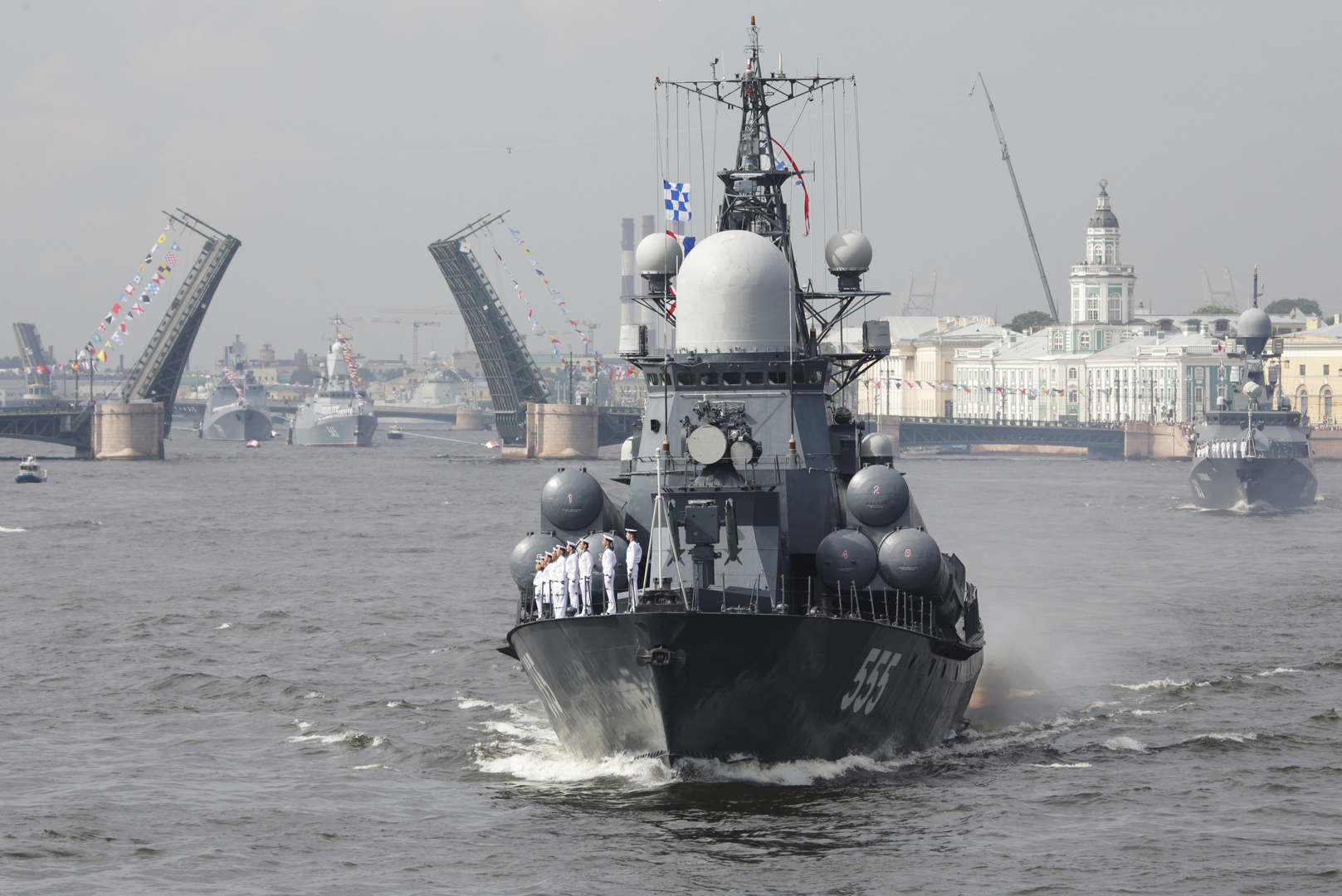 عروض عسكرية ضخمة في عيد الأسطول البحري الروسي بحضور بوتين