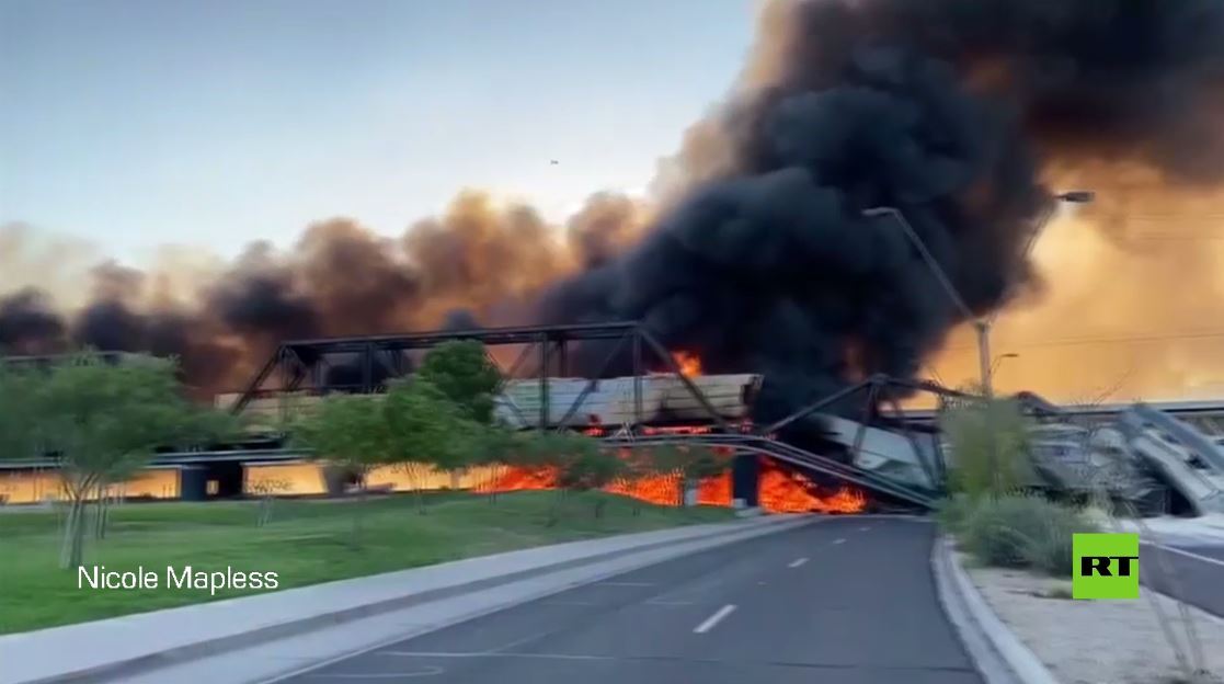 بالفيديو.. حريق وانهيار جزئي لجسر في ضواحي فينيكس بعد خروج قطار شحن عن سكته
