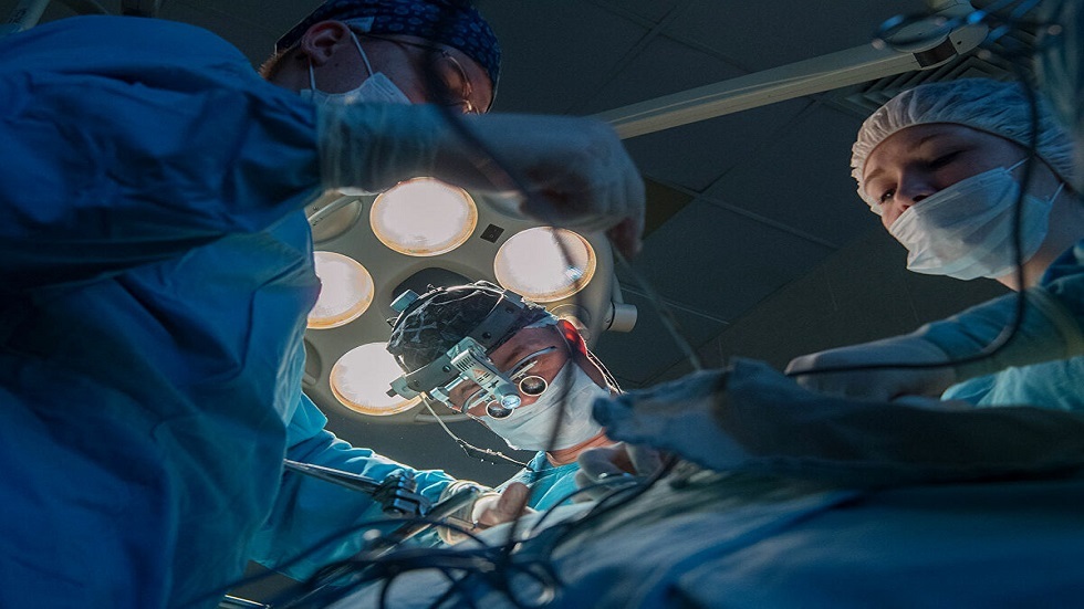 الجراحون الروس يجرون عملية جراحية فريدة للقلب