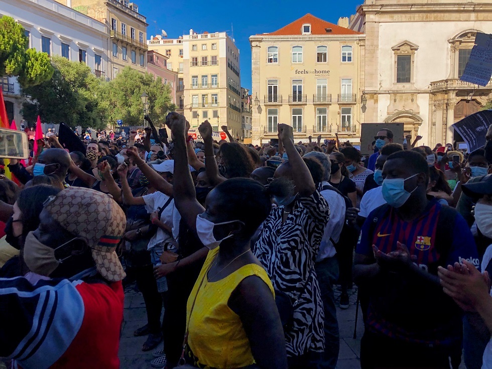 البرتغال.. المئات يحتجون على مقتل ممثل أسمر البشرة على يد رجل مسن (صور)