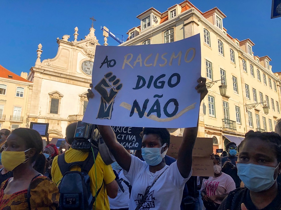 البرتغال.. المئات يحتجون على مقتل ممثل أسمر البشرة على يد رجل مسن (صور)