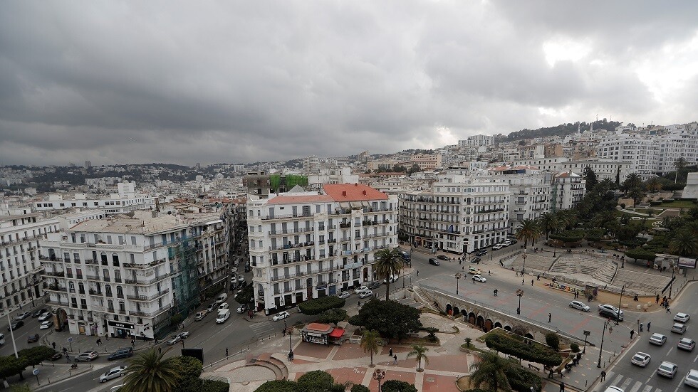 زوجة السفير الأمريكي تعرب عن "فرحتها الكبيرة" بالعودة إلى الجزائر رغم كورونا (صورة)