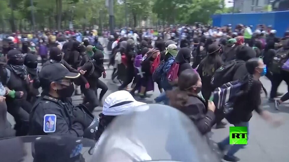 مواحهات بين الشرطة والنساء في المكسيك أثناء مظاهرة تطالب باعتراف حق النساء في الإجهاض