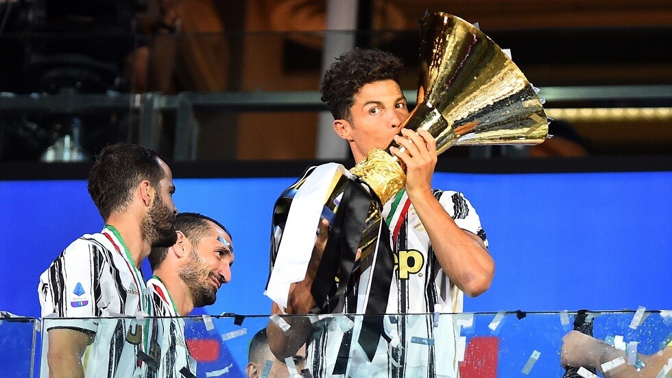 بالفيديو.. رونالدو وزملاؤه يرفعون كأس الدوري الإيطالي