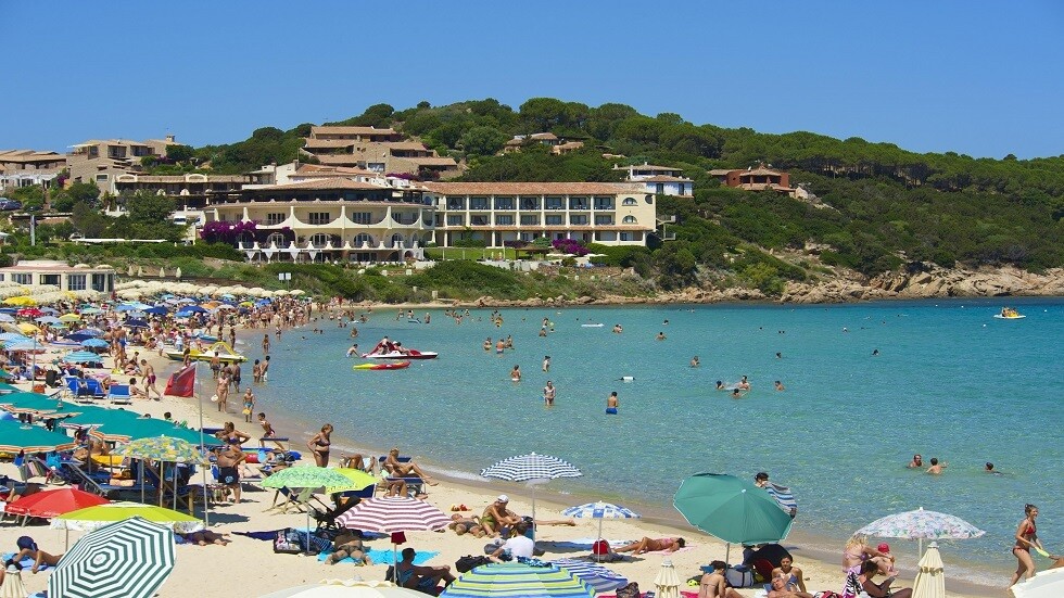 طبيب يتوقع تفشي "كوفيد-19" بعد انتهاء موسم السياحة