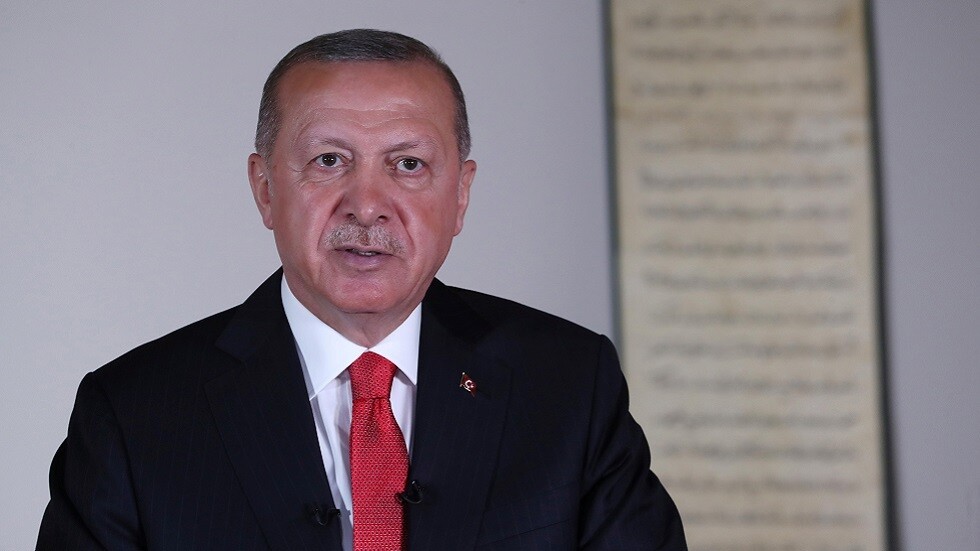 "عد للوراء".. أردوغان يرتبك في قراءة كلمته