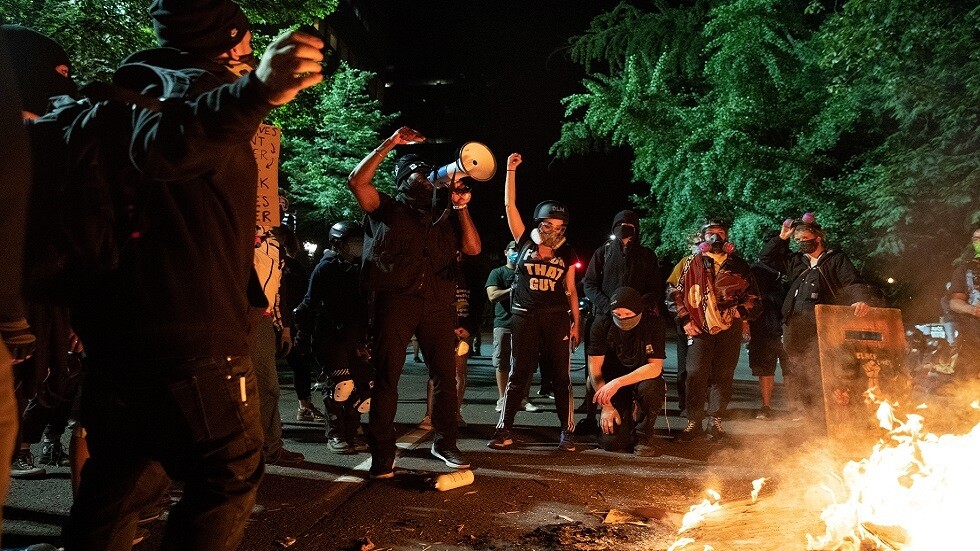 الكنيسة الروسية: نشطاء "حياة السود مهمة" أحرقوا سمعتهم بإحراق الإنجيل