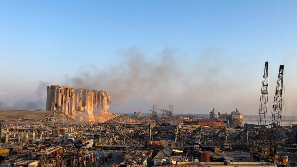 لبنان يرفع أنقاض المرفأ ويضمد جراحه