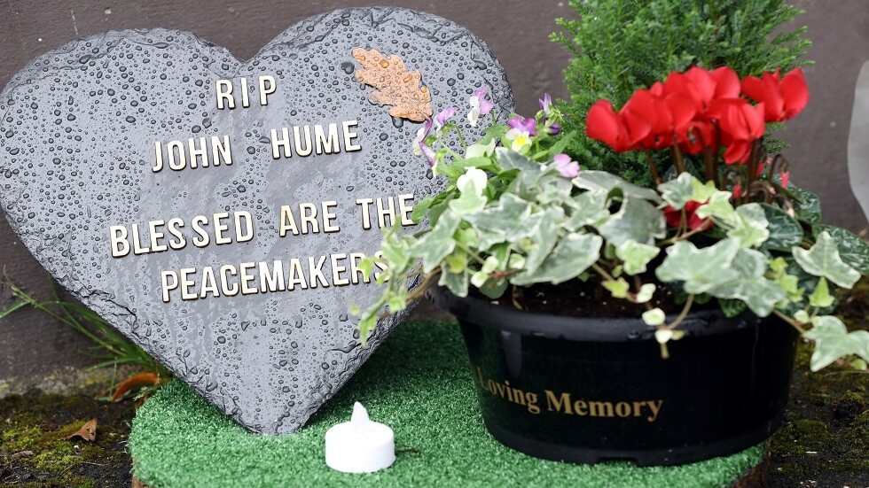 تشييع مهندس المصالحة في إيرلندا الشمالية إلى مثواه الأخير