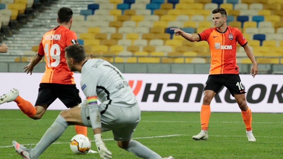 شاختيور الأوكراني يعبر محطة فولفسبورغ الألماني في 