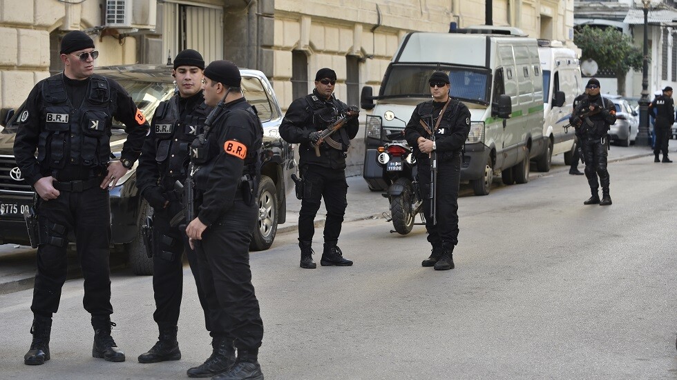 الجزائر.. الأمن يتحرّى عن شابين هددا كهلا بسلاح أبيض وسلباه