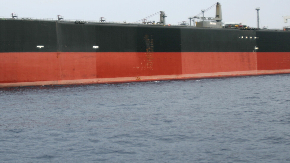 اليمن يحذر من كارثة في سواحله تفوق انفجار مرفأ بيروت بمئات المرات