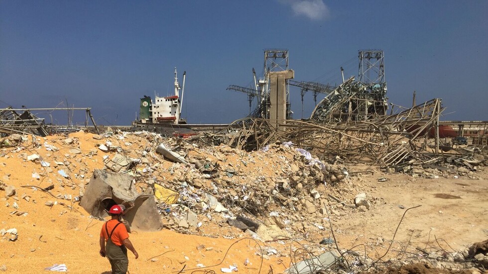 موظف في مرفأ بيروت يجري اتصالا من تحت الأنقاض بعد 6 ساعات من الانفجار