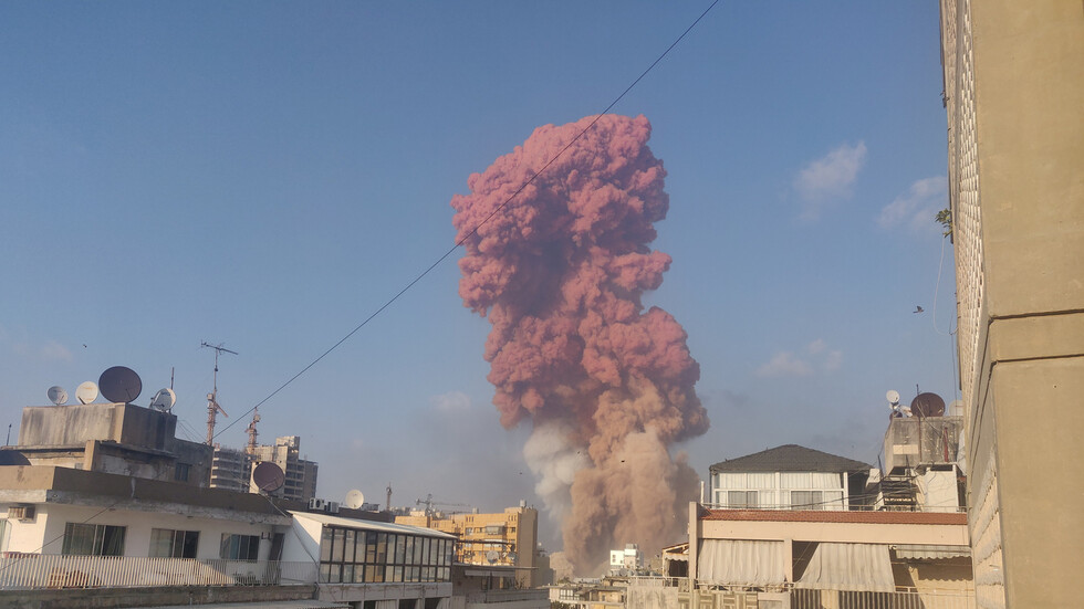 خبير كيميائي يتحدث عن "السحابة البنية والحمراء السامة": انفجار بيروت يبدو حادثا!