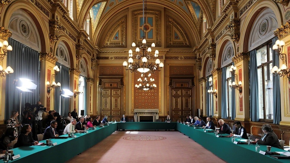 قط الخارجية البريطانية يعلن تقاعده عن العمل (صورة + فيديو)