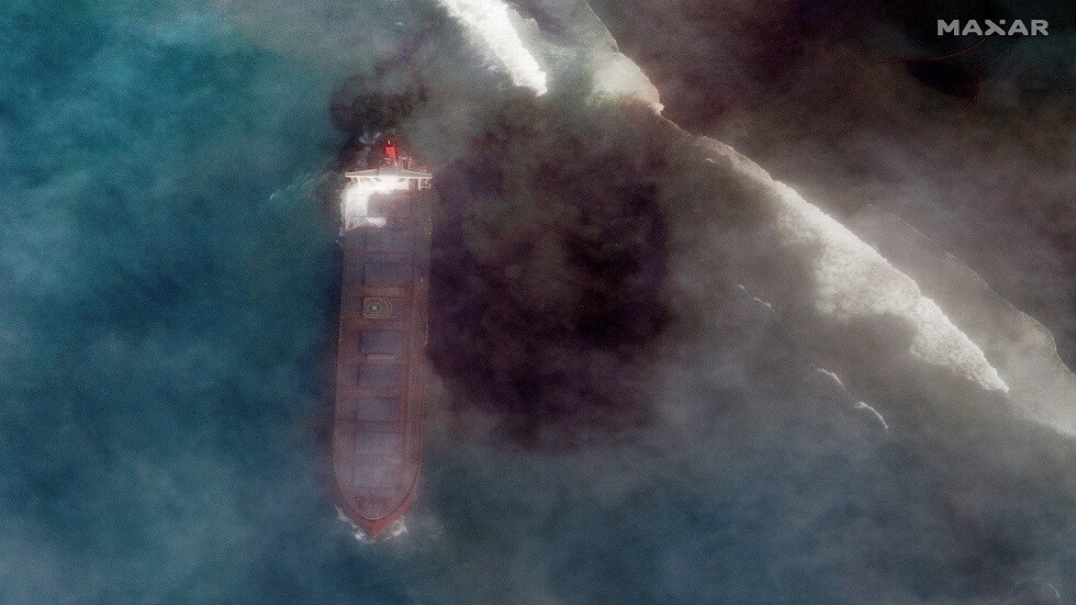 فرنسا تهب لمساعدة موريشيوس بعد إعلانها الطوارئ بسبب تسرب نفطي من ناقلة (صور + فيديو)