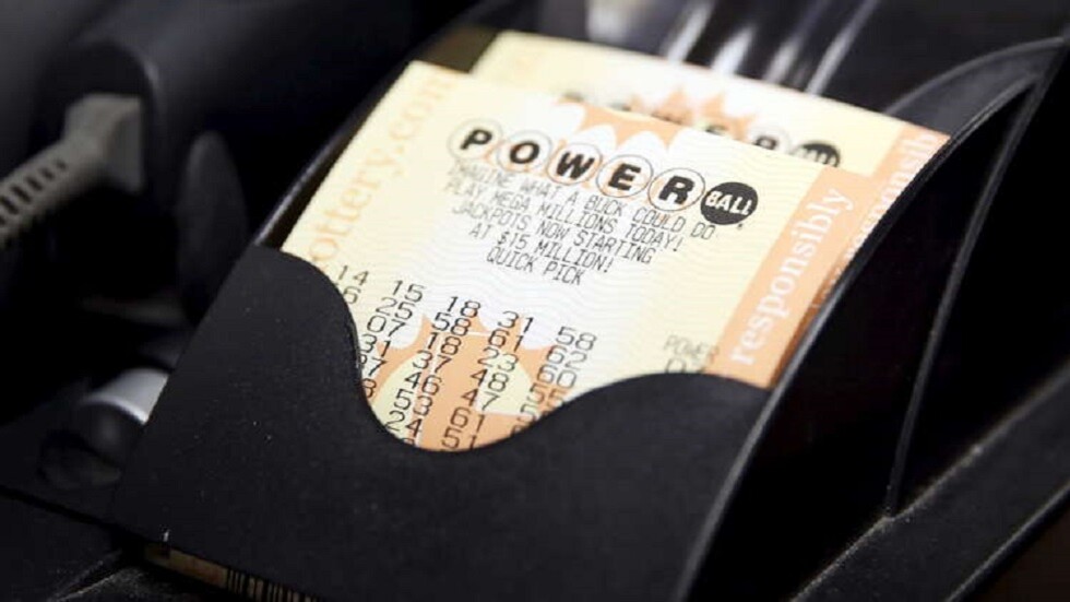 عائلة بريطانية تربح مليون جنيه إسترليني بعد طرد الزوج من العمل