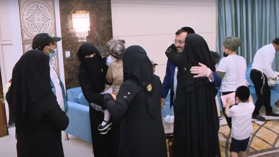 الإمارات تجمع شمل عائلة يمنية يهودية بعد فراق دام 15 عاما (فيديو)
