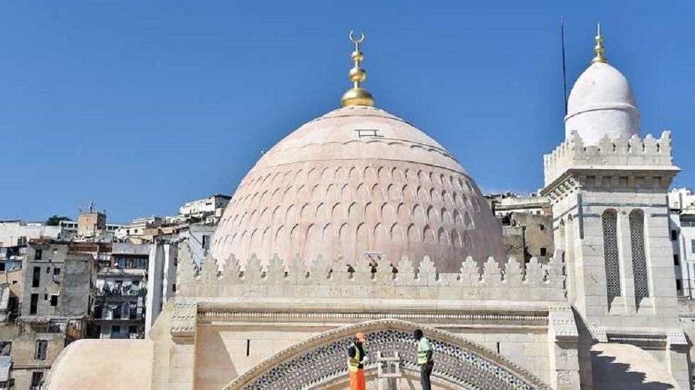 بعد إغلاق تجاوز 5 أشهر.. الحكومة الجزائرية تصدر قرارا لفتح المساجد وتستثني صلاة الجمعة