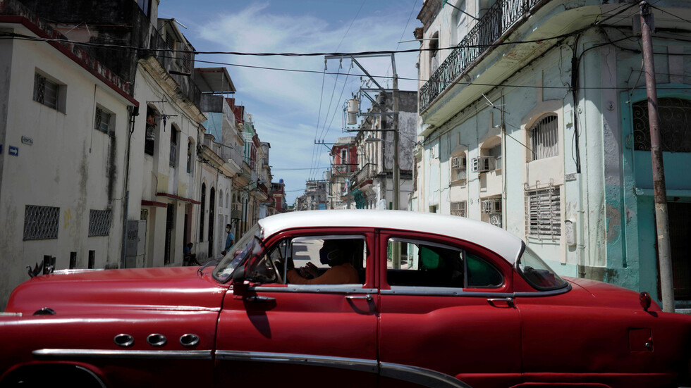 بعد 3 أسابيع من تسجيل صفر إصابات بكورونا.. كوبا تعود لقيود عزل صارمة